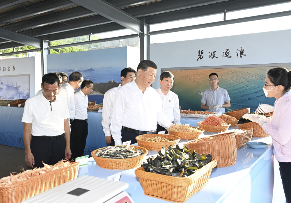 10月15日至16日，中共中央总书记、国家主席、中央军委主席习近平在福建考察。这是15日下午，习近平在漳州市东山县陈城镇澳角村考察时，了解海鲜干货和渔获产品交易情况。.jpg