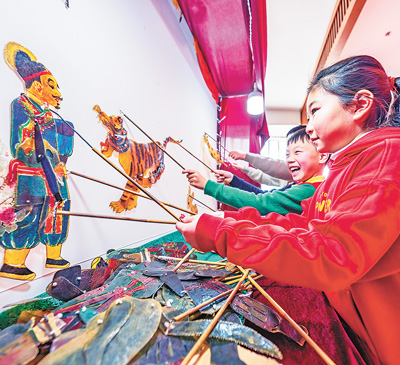 江苏省苏州市昆山市,游客在昆山戏曲百戏博物馆体验传统皮影戏。.jpg 江苏省苏州市昆山市,游客在昆山戏曲百戏博物馆体验传统皮影戏。.jpg