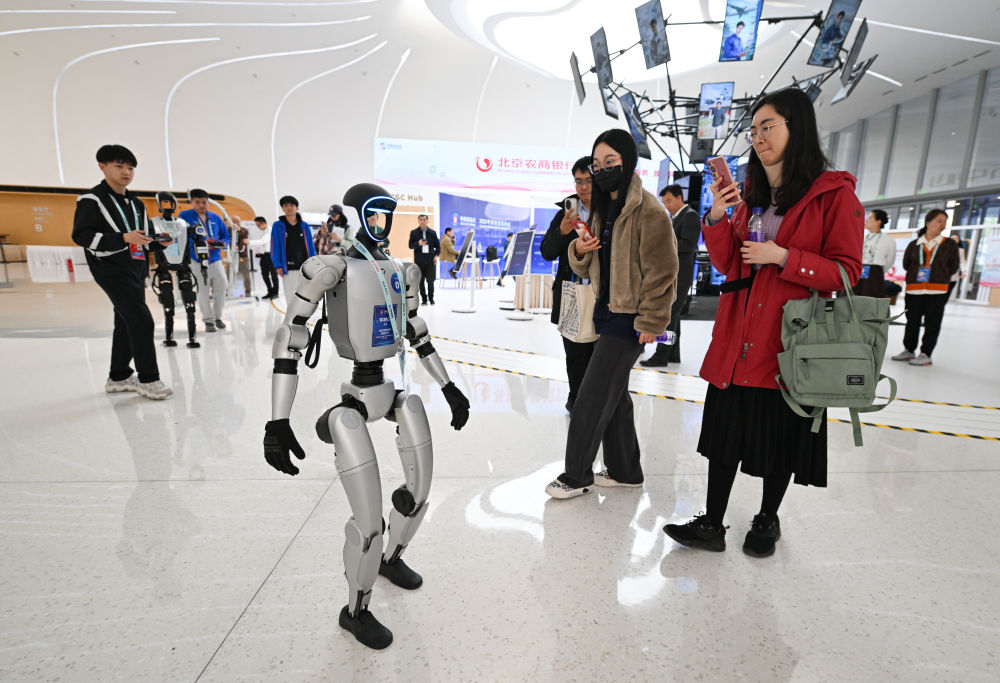 2025年3月26日,北京中关村国际创新中心的一款正在行走的宇树G1机器人吸引人们拍照留影。新华社记者 陈钟昊 摄.jpeg 2025年3月26日,北京中关村国际创新中心的一款正在行走的宇树G1机器人吸引人们拍照留影。新华社记者 陈钟昊 摄.jpeg