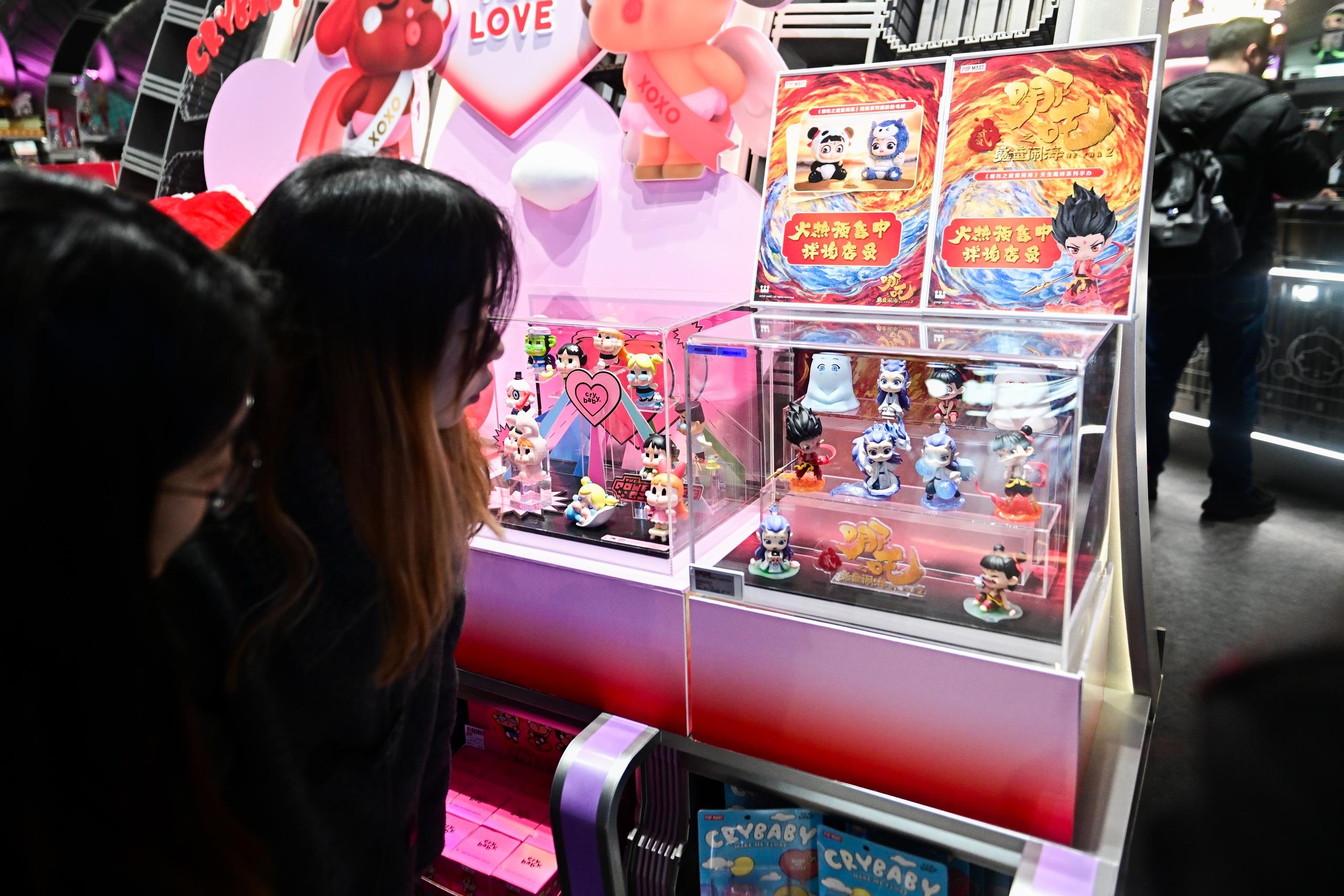 2025年2月22日,上海,市民在围观《哪吒之魔童闹海》相关手办盲盒。.jpg 2025年2月22日,上海,市民在围观《哪吒之魔童闹海》相关手办盲盒。.jpg
