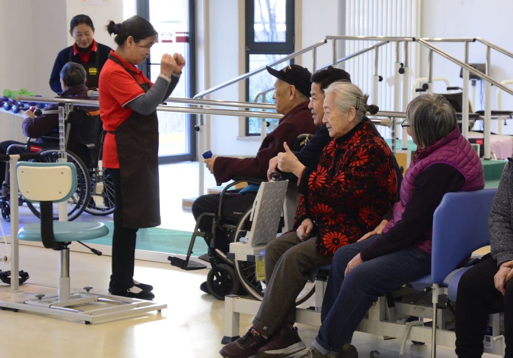 2025年1月9日，老人在北京市朝阳区来广营福寿苑养老照料中心学习健康手指操。新华社记者 李欣 摄.jpg