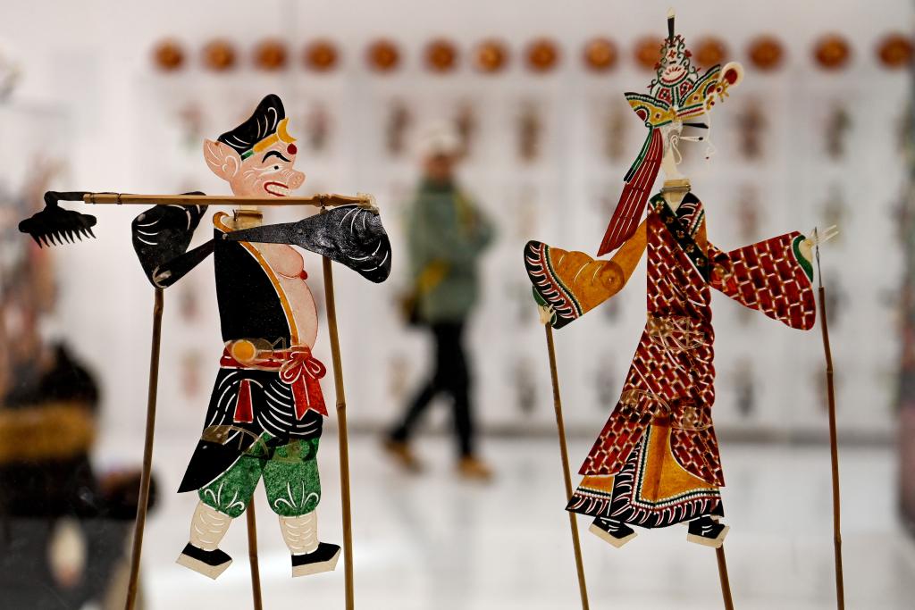 1月7日,游客在非遗年货集市上了解皮影技艺。新华社记者 邹竞一 摄.jpeg 1月7日,游客在非遗年货集市上了解皮影技艺。新华社记者 邹竞一 摄.jpeg