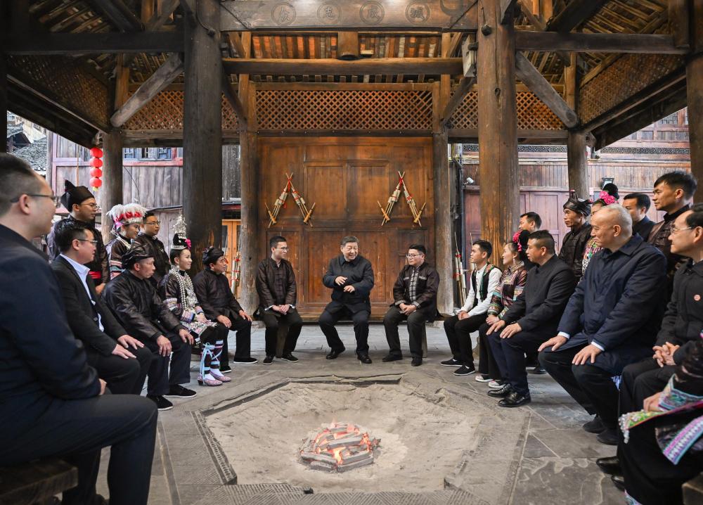 这是17日下午，习近平在黔东南州黎平县肇兴侗寨考察时，在信团鼓楼同村干部和村民代表围坐在火塘边，共话乡村全面振兴。 .jpg