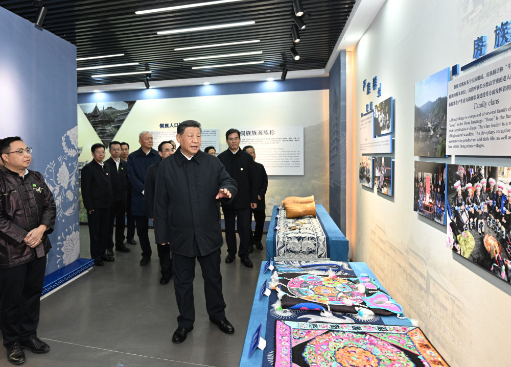 这是17日下午，习近平在黔东南州黎平县肇兴侗寨侗族文化展示中心考察。.jpg