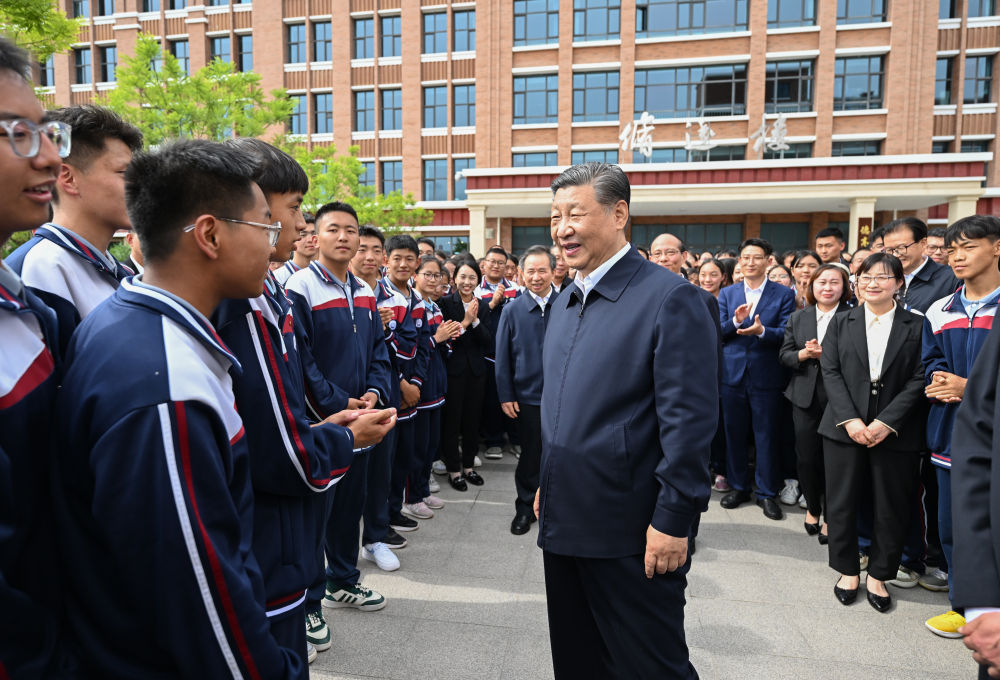 6月18日至19日，中共中央总书记、国家主席、中央军委主席习近平在青海考察。这是18日下午，习近平在果洛西宁民族中学考察时，同师生们亲切交流。 新华社记者 谢环驰 摄.jpg