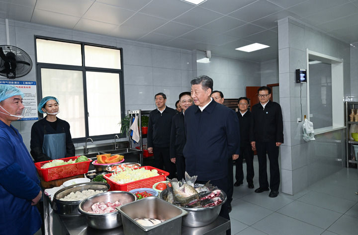 习近平在咸宁市嘉鱼县潘家湾镇四邑村养老服务驿站食堂考察.jpg