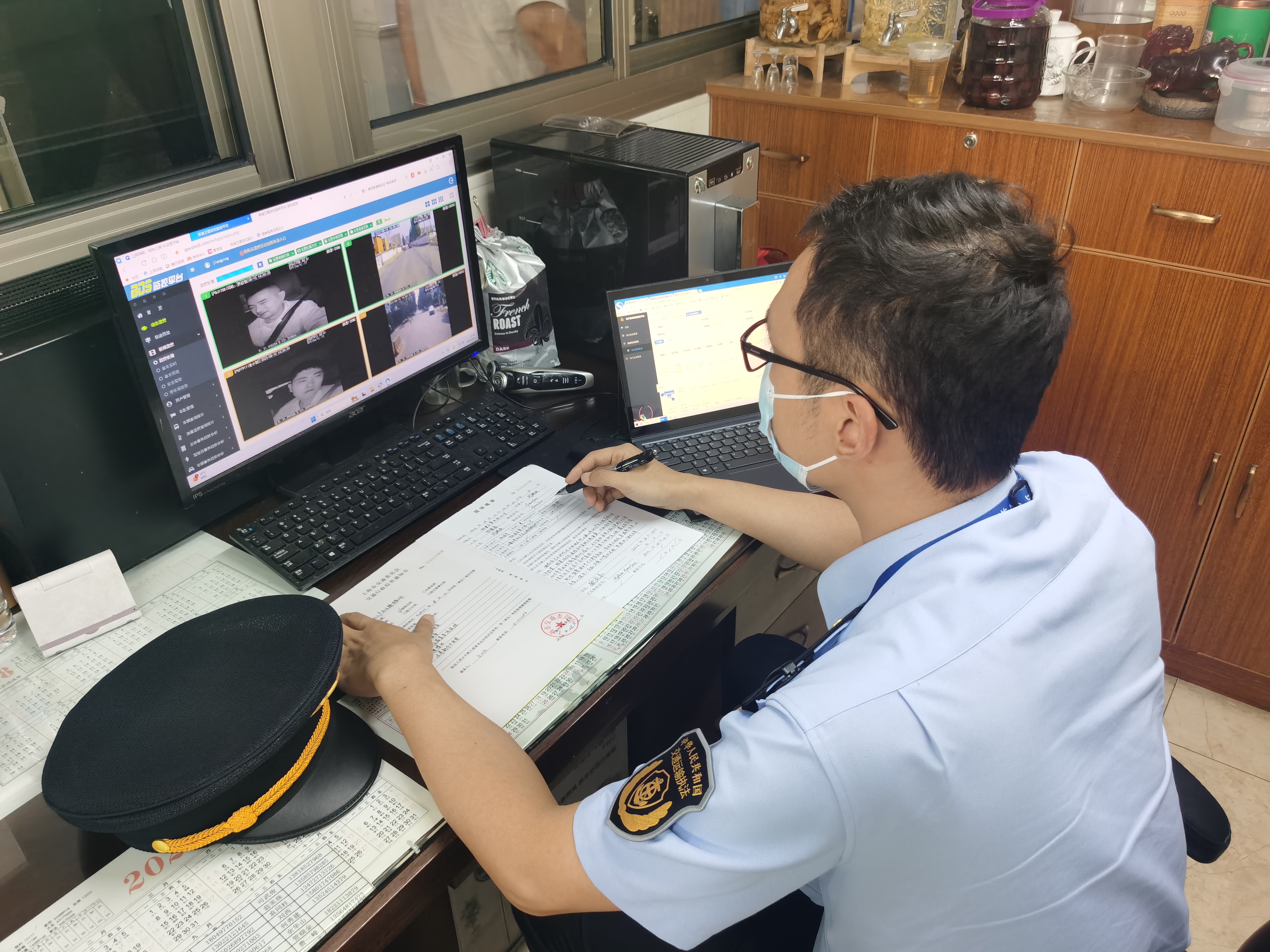 执法人员检查危运企业后台视频.jpg 执法人员检查危运企业后台视频.jpg