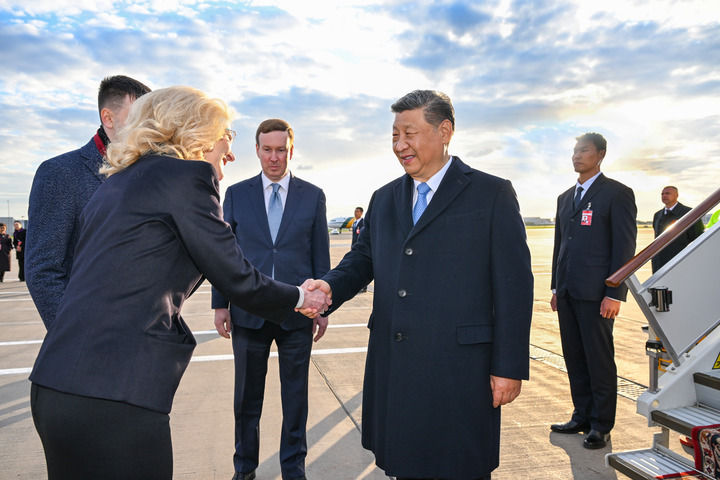 习近平抵达莫斯科伏努科沃专机机场时,俄罗斯副总理戈利科娃等政府高级官员热情迎接。新华社记者 谢环驰 摄.jpg