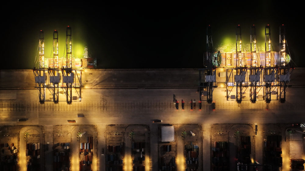 3月4日,在钦州港集装箱自动化码头,塔吊进行夜间作业(无人机照片)。新华社记者 张爱林 摄.jpeg 3月4日,在钦州港集装箱自动化码头,塔吊进行夜间作业(无人机照片)。新华社记者 张爱林 摄.jpeg