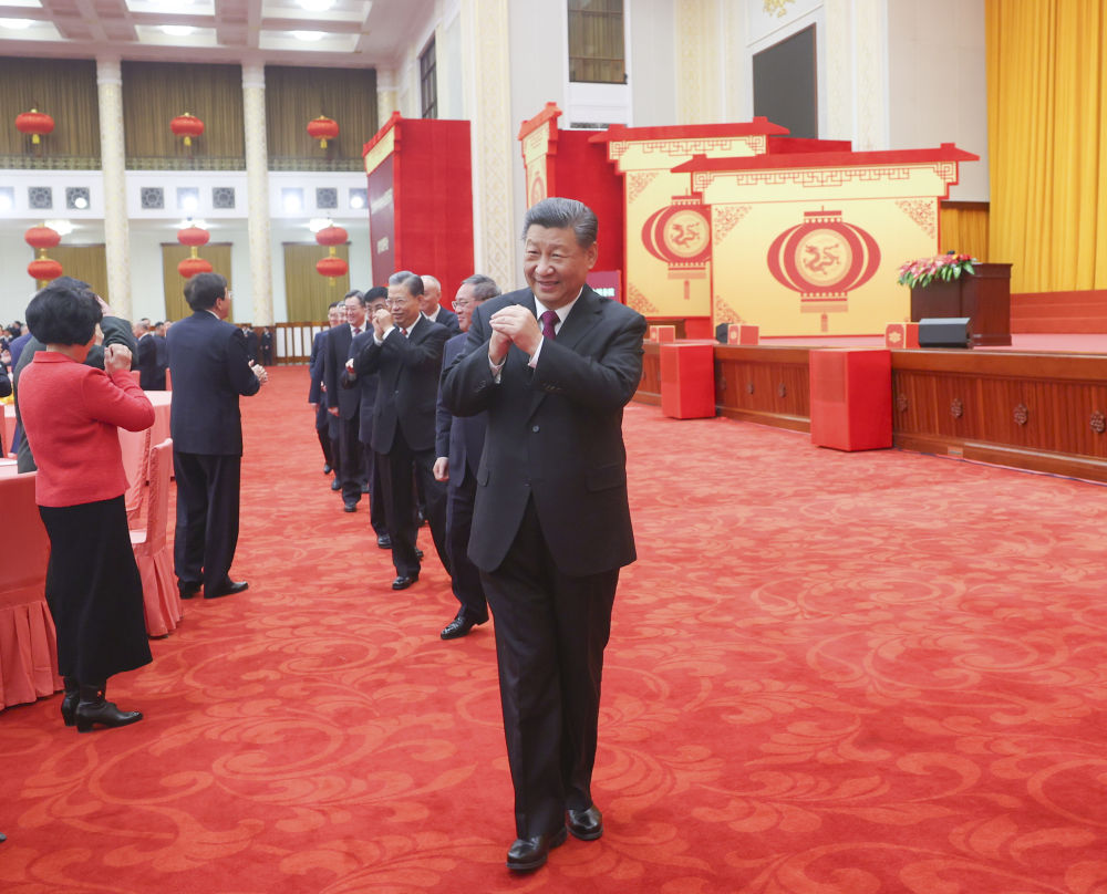 2月8日，中共中央、国务院在北京人民大会堂举行2024年春节团拜会。这是习近平等党和国家领导人向大家挥手致意，同大家互致问候、祝福新春。.jpeg