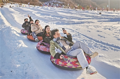 河北省秦皇岛市海港区石门寨镇老君顶景区,游客在体验雪圈项目。.jpg 河北省秦皇岛市海港区石门寨镇老君顶景区,游客在体验雪圈项目。.jpg
