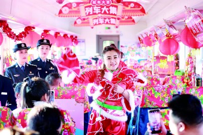 在4184次列车上,乘务人员用秧歌舞庆祝第三季列车大集正式开集。徐率摄:光明图片.jpg 在4184次列车上,乘务人员用秧歌舞庆祝第三季列车大集正式开集。徐率摄:光明图片.jpg