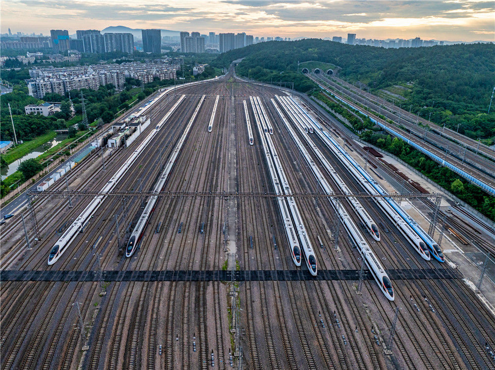 这是2025年6月30日在南京动车段南京南动车运用所拍摄的动车组列车（无人机照片）。新华社发（杜懿 摄）.jpg