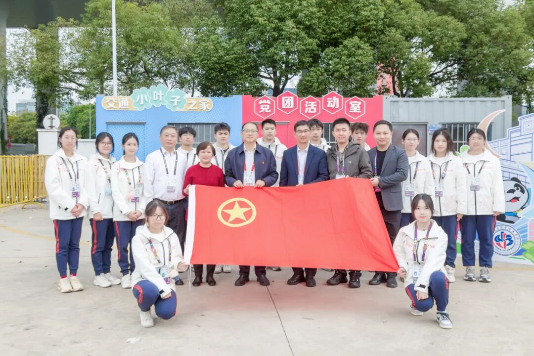 市交通委、团市委领导慰问进口博览会交通“小叶子”