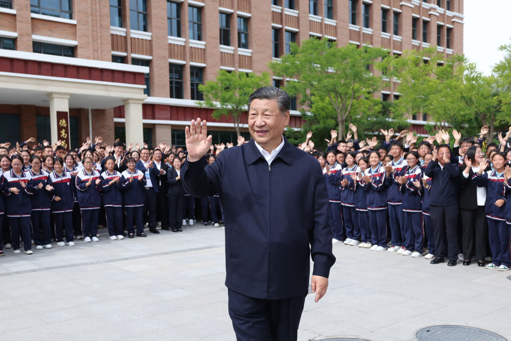 6月18日至19日，中共中央总书记、国家主席、中央军委主席习近平在青海考察。这是18日下午，习近平在果洛西宁民族中学考察时，向师生们挥手致意。.jpg