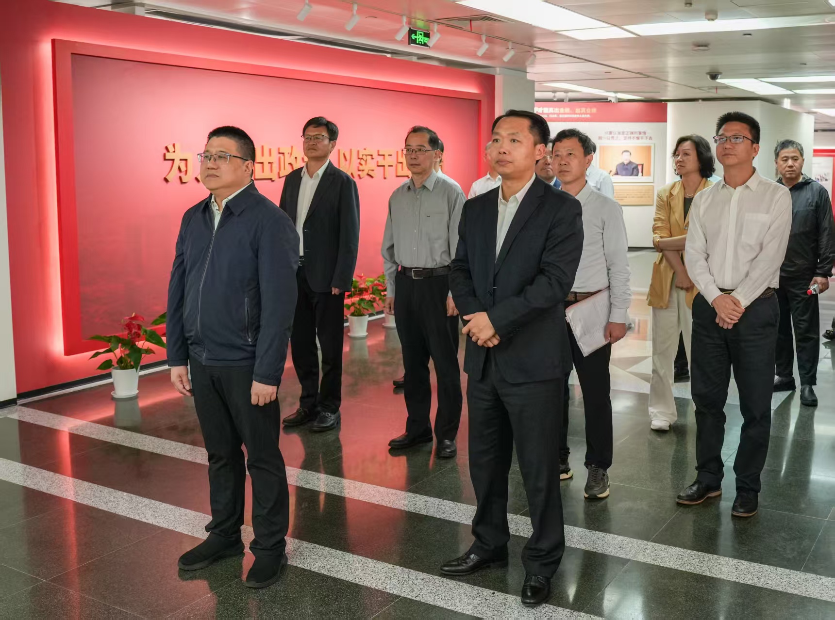 市交通委党组理论学习中心组参观市树立和践行正确政绩观警示教育专题展并召开学习交流会