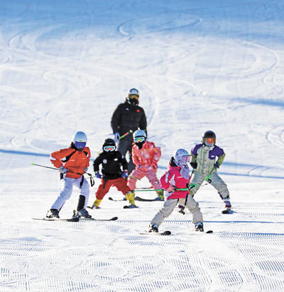 内蒙古自治区呼伦贝尔市扎兰屯金龙山滑雪场,游客在滑雪。.jpg 内蒙古自治区呼伦贝尔市扎兰屯金龙山滑雪场,游客在滑雪。.jpg