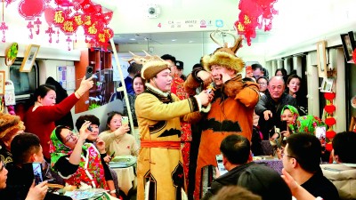 在K7041次列车上,鄂伦春族非遗代表性传承人在演奏口弦琴。徐率摄:光明图片.jpg 在K7041次列车上,鄂伦春族非遗代表性传承人在演奏口弦琴。徐率摄:光明图片.jpg