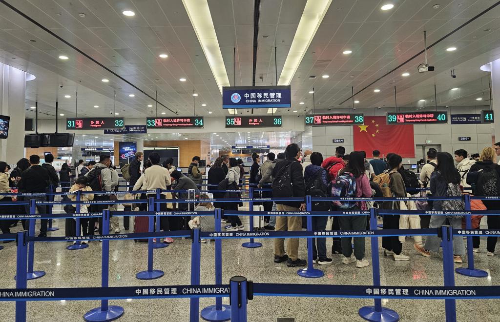 浦东国际机场边检入境查验大厅,旅客有序排队候检。(上海边检总站供图).jpg 浦东国际机场边检入境查验大厅,旅客有序排队候检。(上海边检总站供图).jpg