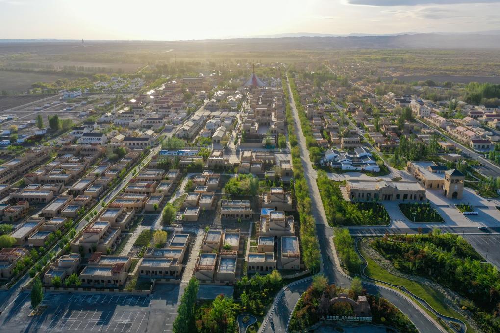 图为新疆克拉玛依市乌尔禾区文旅小镇——“西部乌镇”。新华社记者于涛 摄.jpg 图为新疆克拉玛依市乌尔禾区文旅小镇——“西部乌镇”。新华社记者于涛 摄.jpg
