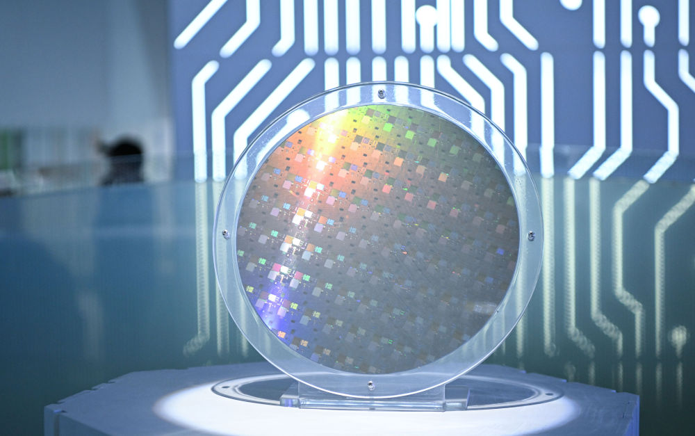 这是在位于广州市黄埔区的粤芯半导体技术股份有限公司拍摄的晶圆(3月20日摄)。新华社记者 邓华 摄.jpeg 这是在位于广州市黄埔区的粤芯半导体技术股份有限公司拍摄的晶圆(3月20日摄)。新华社记者 邓华 摄.jpeg