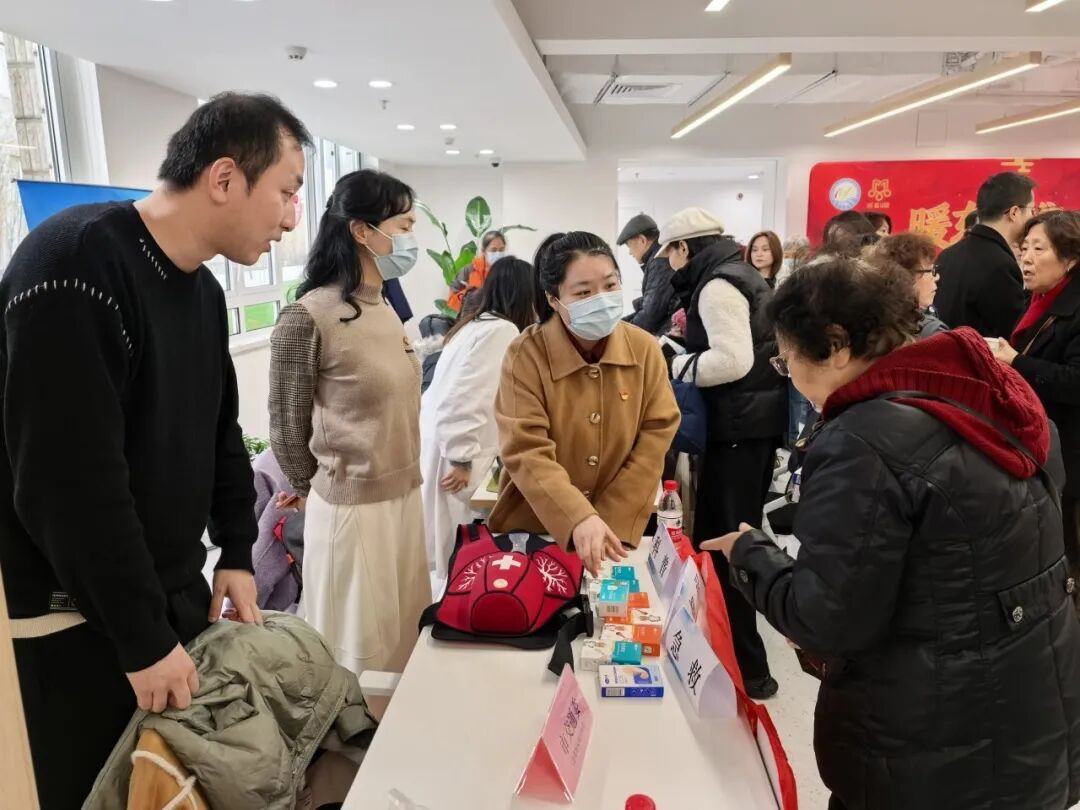 市交通委职业资格中心开展“弘扬雷锋精神·普及急救知识”学雷锋志愿服务活动