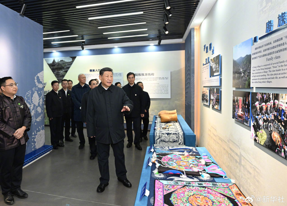 习近平总书记17日下午来到贵州黎平县肇兴侗寨，观看侗族大歌表演，察看村寨风貌和侗族文化展示中心.jpg