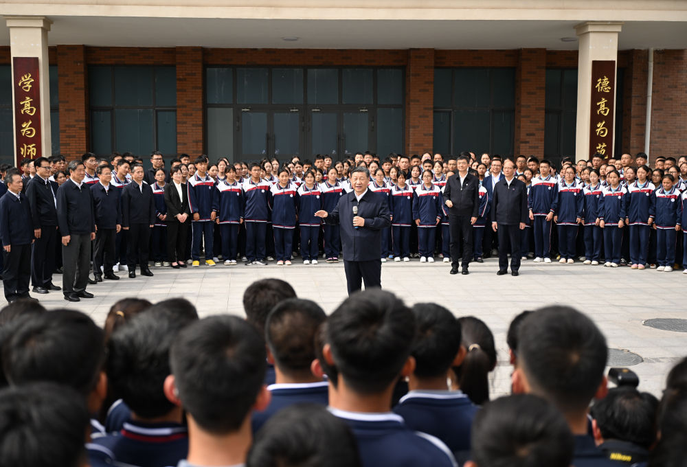 6月18日至19日，中共中央总书记、国家主席、中央军委主席习近平在青海考察。这是18日下午，习近平在果洛西宁民族中学考察时，同师生们亲切交流。 新华社记者 燕雁 摄.jpg