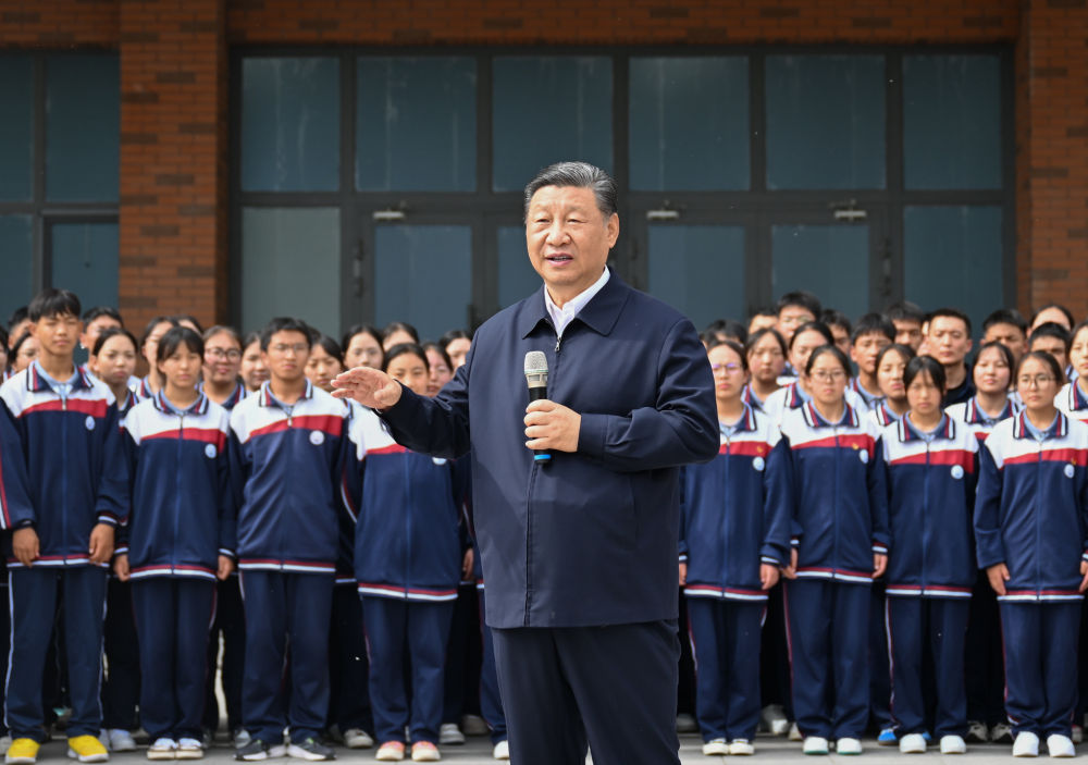 6月18日至19日，中共中央总书记、国家主席、中央军委主席习近平在青海考察。这是18日下午，习近平在果洛西宁民族中学考察时，同师生们亲切交流。.jpg