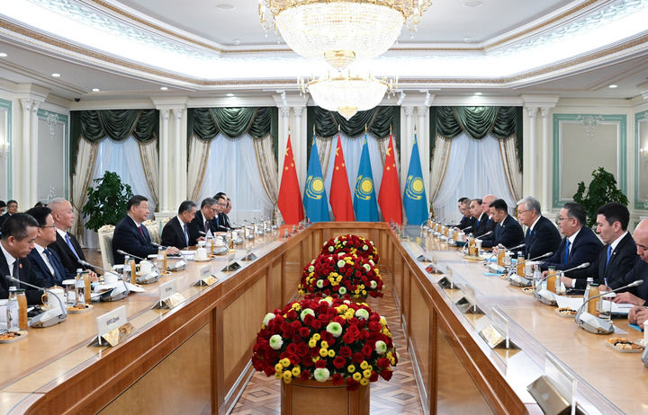 当地时间6月16日下午,哈萨克斯坦总统托卡耶夫同中国国家主席习近平在阿斯塔纳总统府举行会谈。新华社记者 谢环驰 摄.jpg