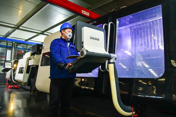 图为1月7日在山东省淄博市博山区域城镇山东博科真空科技有限公司,工人在操作数控机床。.jpeg 图为1月7日在山东省淄博市博山区域城镇山东博科真空科技有限公司,工人在操作数控机床。.jpeg