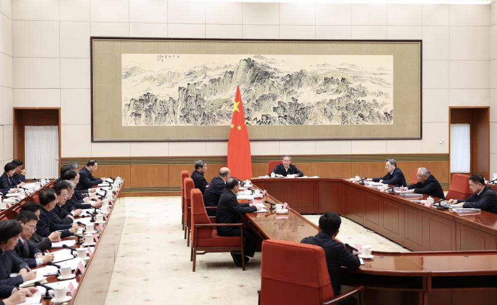 2月6日，国务院总理李强在北京主持召开国务院第十次全体会议，讨论拟提请十四届全国人大四次会议审议的政府工作报告稿和“十五五”规划纲要草案稿。新华社记者 黄敬文 摄.jpg
