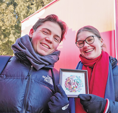 北京地坛庙会上,外国游客展示购买的纪念品。.jpg 北京地坛庙会上,外国游客展示购买的纪念品。.jpg