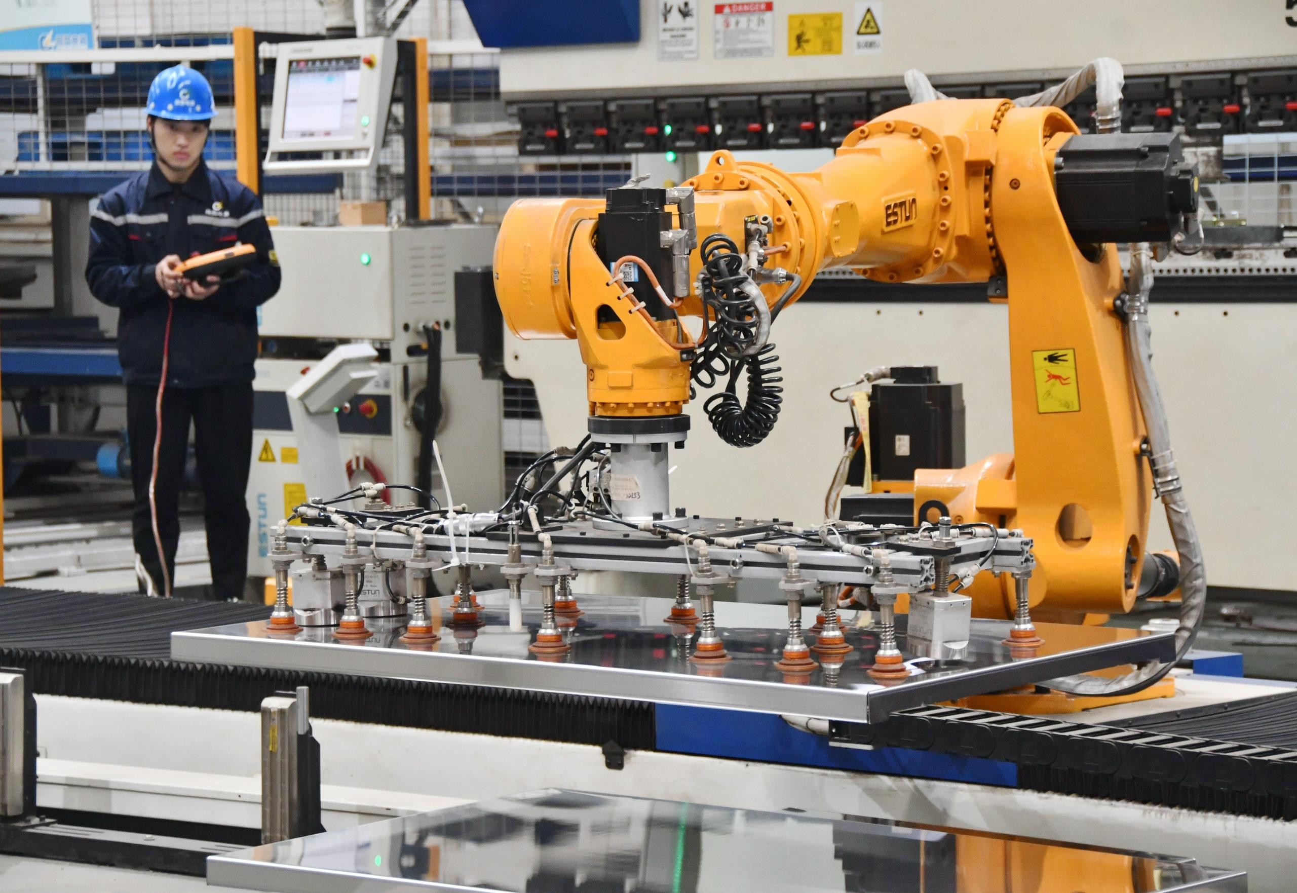 2025年2月21日,河北邯郸永年区工业园区的一家企业,工人正在操控工业机器人作业。.jpg 2025年2月21日,河北邯郸永年区工业园区的一家企业,工人正在操控工业机器人作业。.jpg