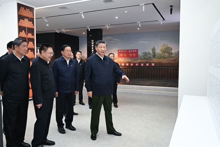 习近平在孝感市云梦县博物馆参观出土秦汉简牍展 .jpg