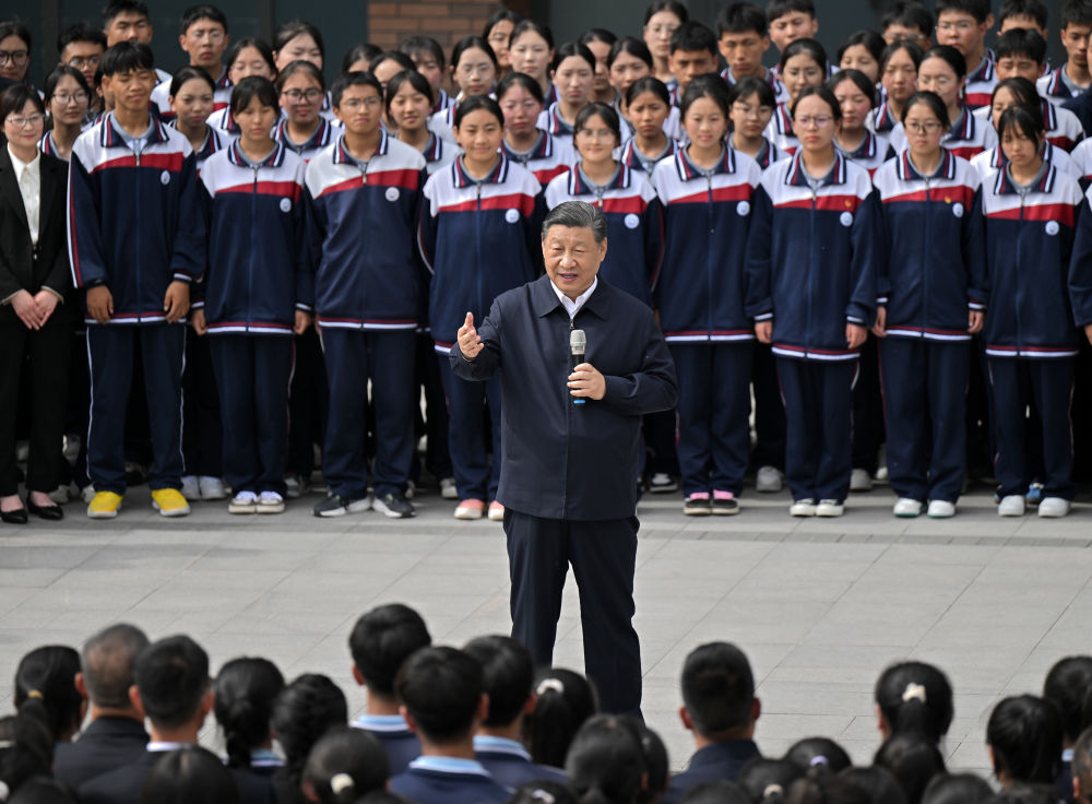 6月18日至19日，中共中央总书记、国家主席、中央军委主席习近平在青海考察。这是18日下午，习近平在果洛西宁民族中学考察时，同师生们亲切交流。 新华社记者 岳月伟 摄.jpg