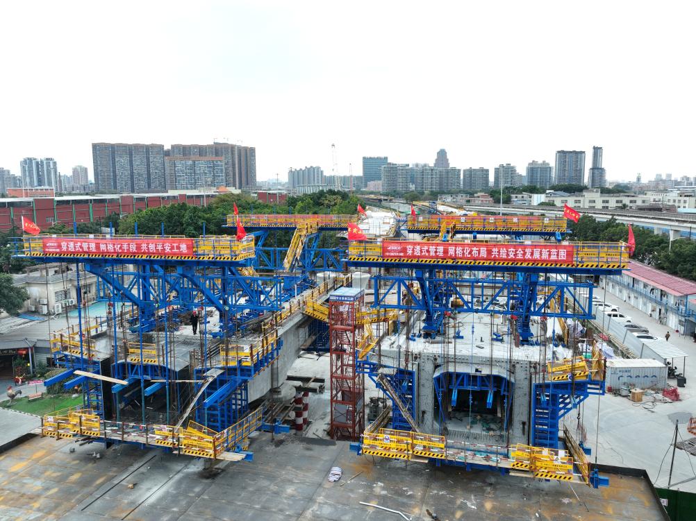 1月31日，在广州市荔湾区，广湛高铁珠江四线特大桥正在进行挂篮施工。（受访者供图）.jpg