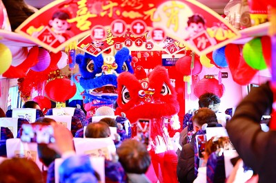 在D512次列车上,乘务人员与旅客共度元宵佳节。徐率摄:光明图片.jpg 在D512次列车上,乘务人员与旅客共度元宵佳节。徐率摄:光明图片.jpg