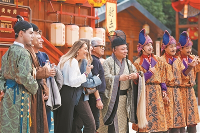 广东省深圳市锦绣中华中国民俗文化村,外国游客在体验年俗文化。.jpg 广东省深圳市锦绣中华中国民俗文化村,外国游客在体验年俗文化。.jpg