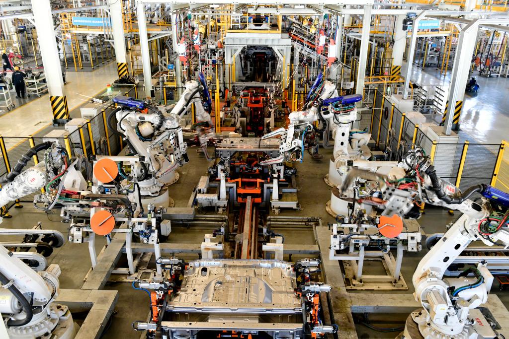 1月9日，在位于日照市五莲县的五征集团汽车焊装车间，工业机器人在焊装车身。新华社记者郭绪雷摄  .jpg