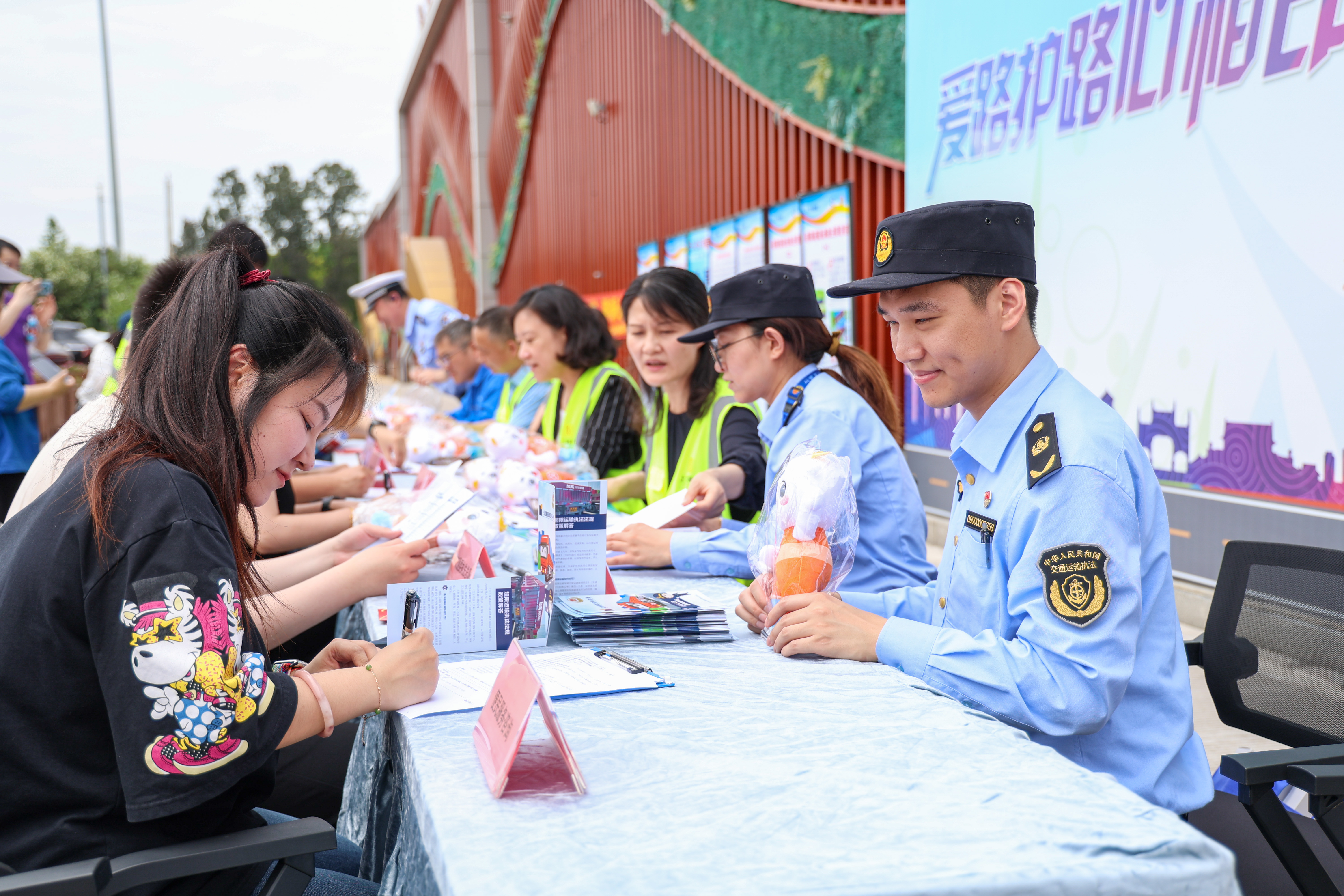 布设便民展台.jpg 布设便民展台.jpg