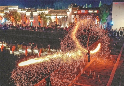 安徽省铜陵市义安区犁桥水镇,打铁花表演吸引众多游客欣赏。.jpg 安徽省铜陵市义安区犁桥水镇,打铁花表演吸引众多游客欣赏。.jpg