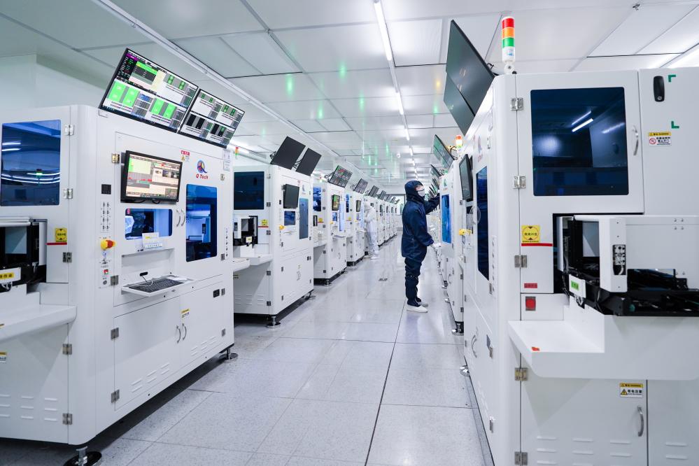 2024年10月9日,在昆山丘钛微电子科技股份有限公司,工人在智能设备摄像模块生产车间作业。新华社记者李博 摄.jpeg 2024年10月9日,在昆山丘钛微电子科技股份有限公司,工人在智能设备摄像模块生产车间作业。新华社记者李博 摄.jpeg