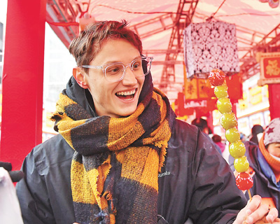 山东省青岛市市北区大鲍岛文化休闲街区糖球会上,一名外国游客在观赏糖球。.jpg 山东省青岛市市北区大鲍岛文化休闲街区糖球会上,一名外国游客在观赏糖球。.jpg