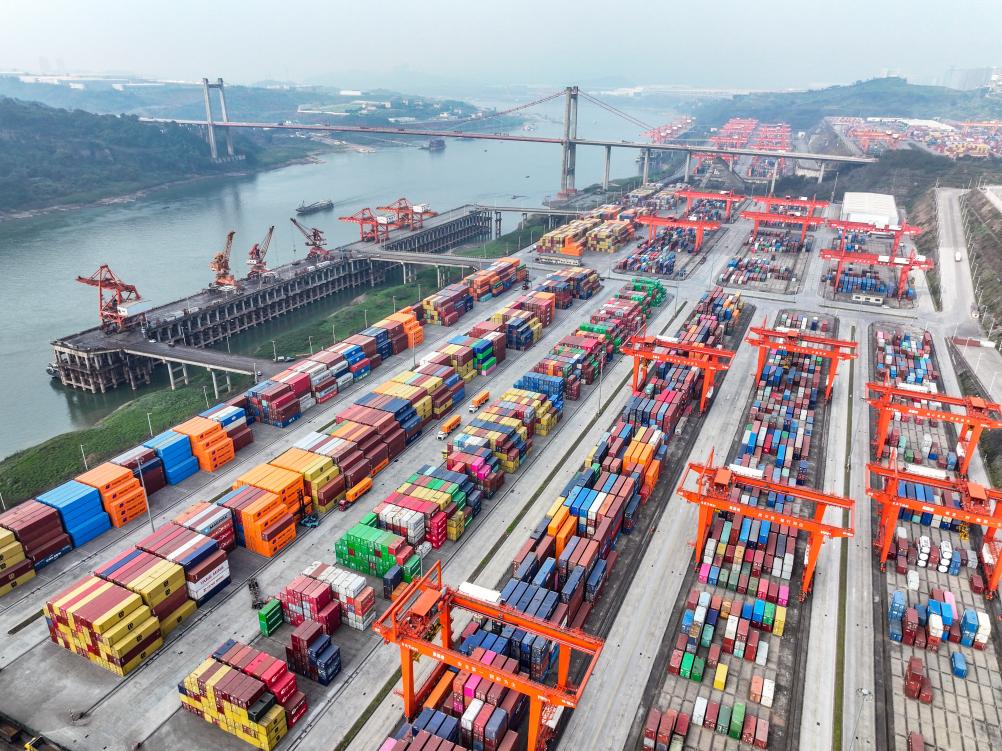 这是2月25日拍摄的重庆两江新区果园港（无人机照片）。2025年开年以来，重庆两江新区果园港延续繁忙态势。截至2月25日，重庆果园港集装箱吞吐量达116340标箱，实现新年“开门红”。.jpg