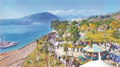 由于气候宜人,众多游客来到云南省昭通市巧家县康养旅居。图为当地码头热闹非凡。.jpg 由于气候宜人,众多游客来到云南省昭通市巧家县康养旅居。图为当地码头热闹非凡。.jpg