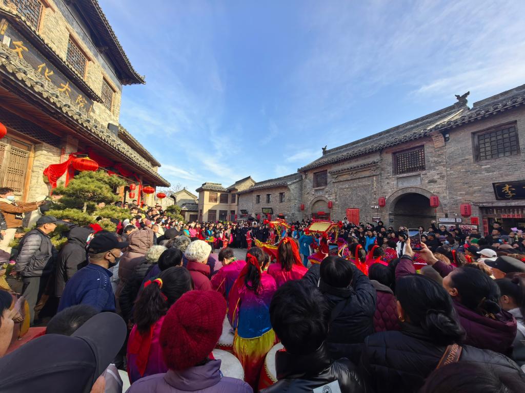 1月30日,游客正在大阳古镇景区观看民俗社火表演。(大阳镇文化站供图).jpg 1月30日,游客正在大阳古镇景区观看民俗社火表演。(大阳镇文化站供图).jpg