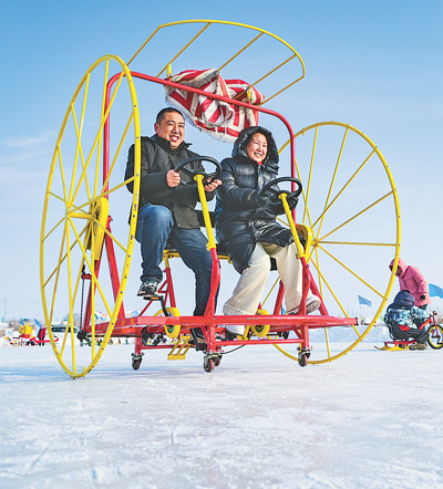 新疆维吾尔自治区昌吉回族自治州呼图壁县五工台镇百泉湖,游客在体验雪地自行车。.jpg 新疆维吾尔自治区昌吉回族自治州呼图壁县五工台镇百泉湖,游客在体验雪地自行车。.jpg