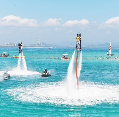 海南省三亚市蜈支洲岛景区,游客在体验水上娱乐项目。.jpg 海南省三亚市蜈支洲岛景区,游客在体验水上娱乐项目。.jpg