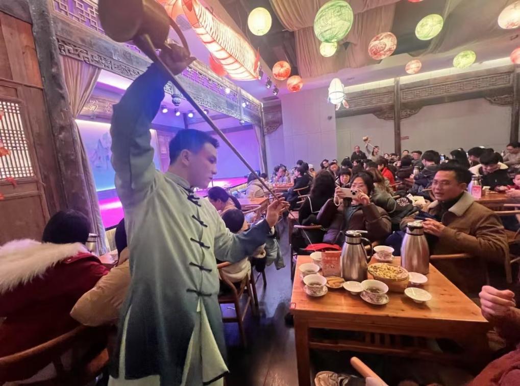 1月31日,游客在四川成都的茶馆体验盖碗茶表演互动。新华社发.jpeg 1月31日,游客在四川成都的茶馆体验盖碗茶表演互动。新华社发.jpeg